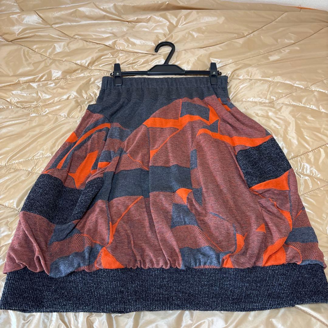 【新品未使用】✨エイココンドウ✨黒とグレーの混合地にオレンジ柄の膝丈スカート❣️