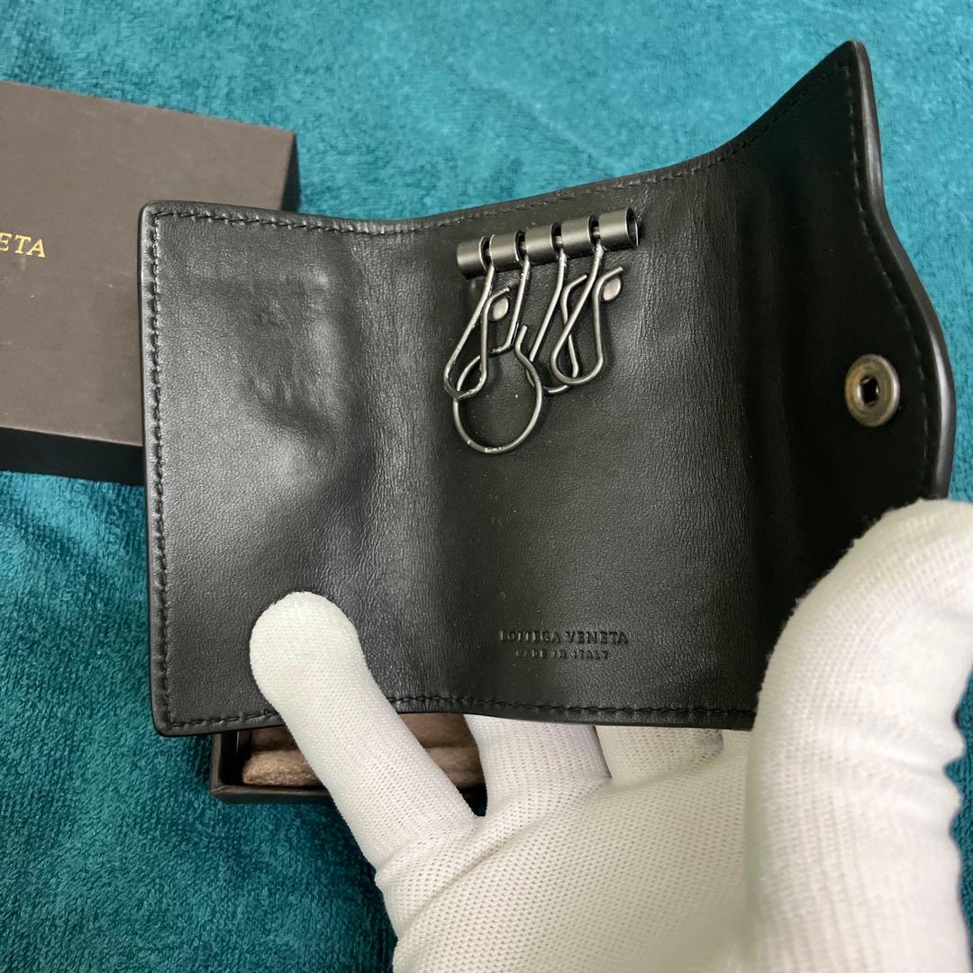 ボスBottega Veneta イントレチャートブラックレザーキーケース