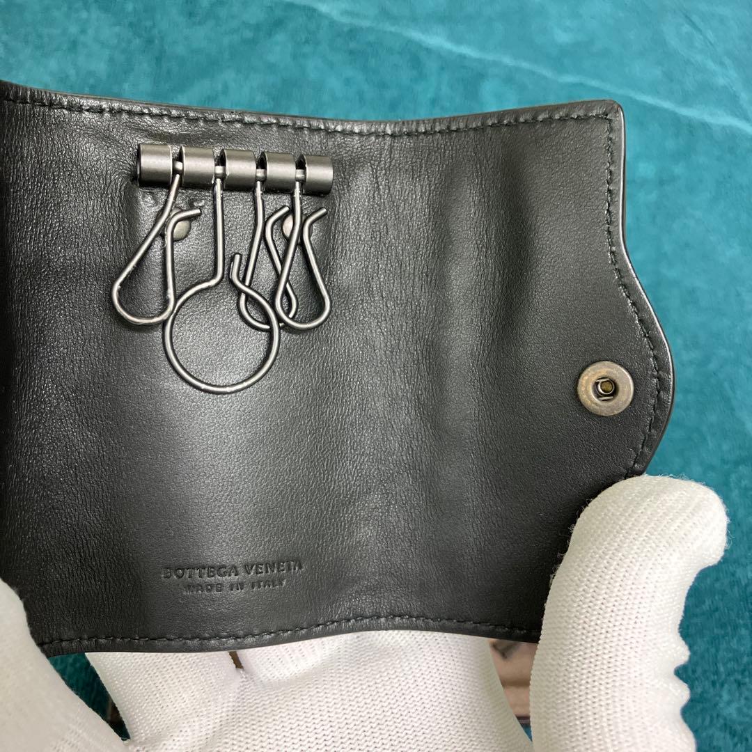 ボスBottega Veneta イントレチャートブラックレザーキーケース