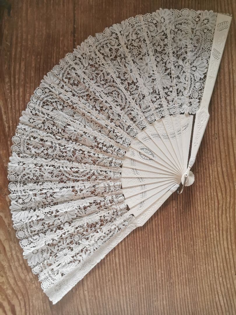 アンティークブリュッセルボビンレーファン 繊細透かしスティック 美しいトーン