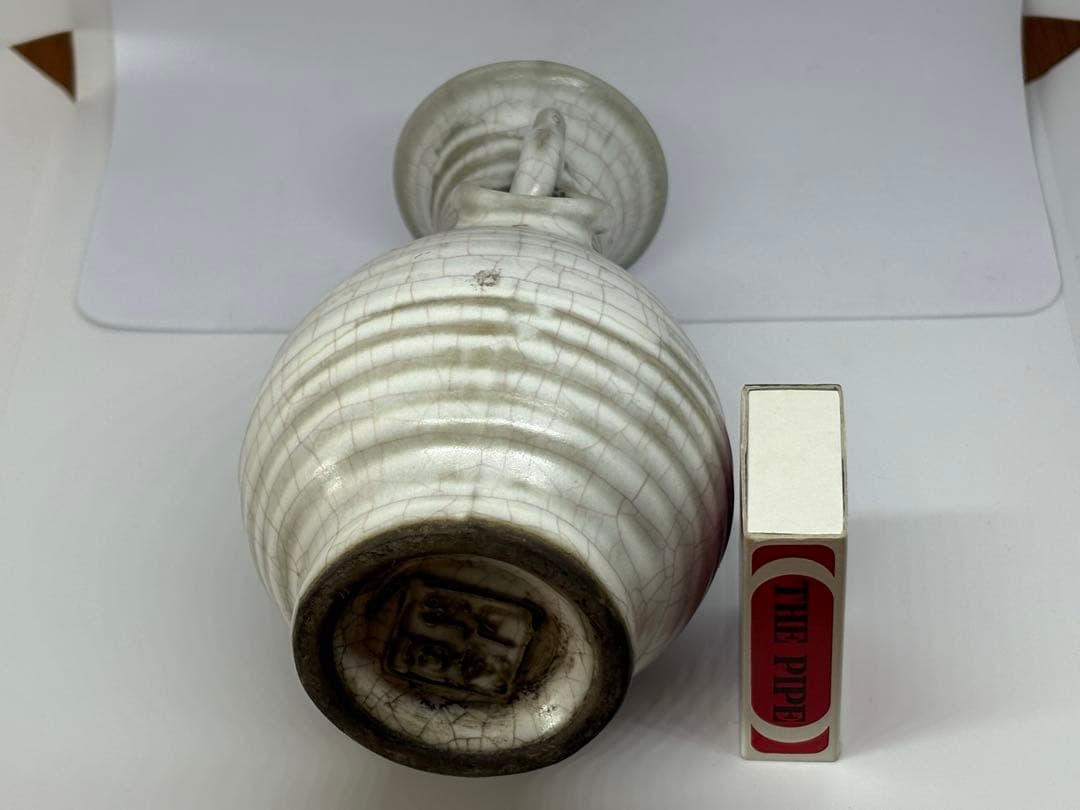 ひび割れ模様の取っ手付き花瓶