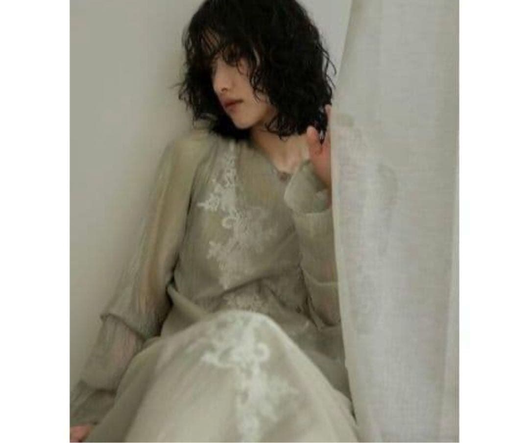 kana モチーフレース シアー ワンピース マスタード　M