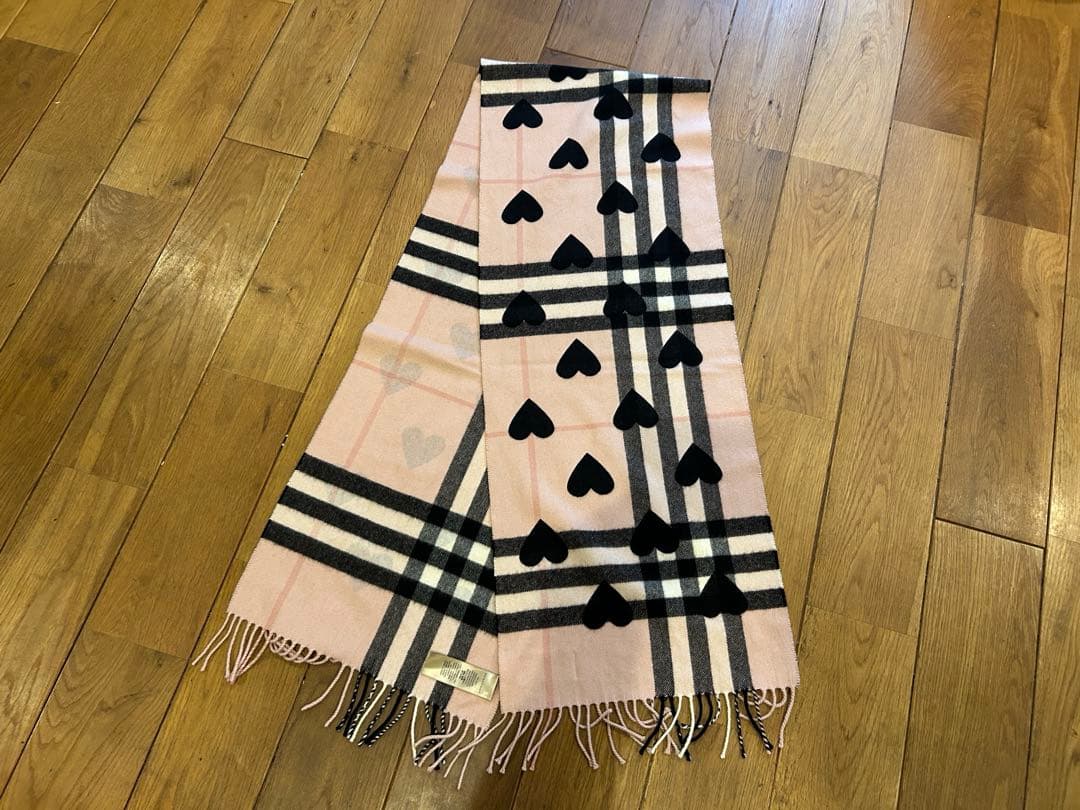 Burberry ハート柄マフラー ピンク