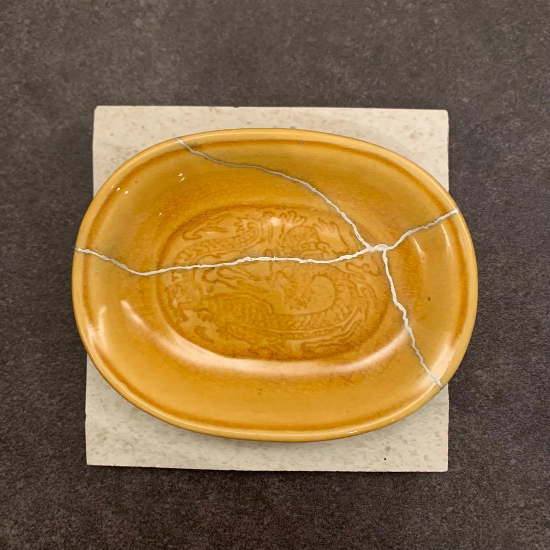 珉平焼 黄釉浮彫龍紋小判皿　銀継ぎ