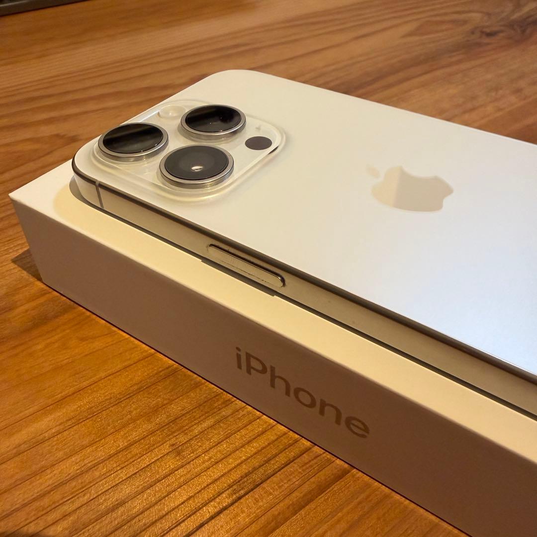 iPhone 15Pro ホワイトチタニウム　256GB