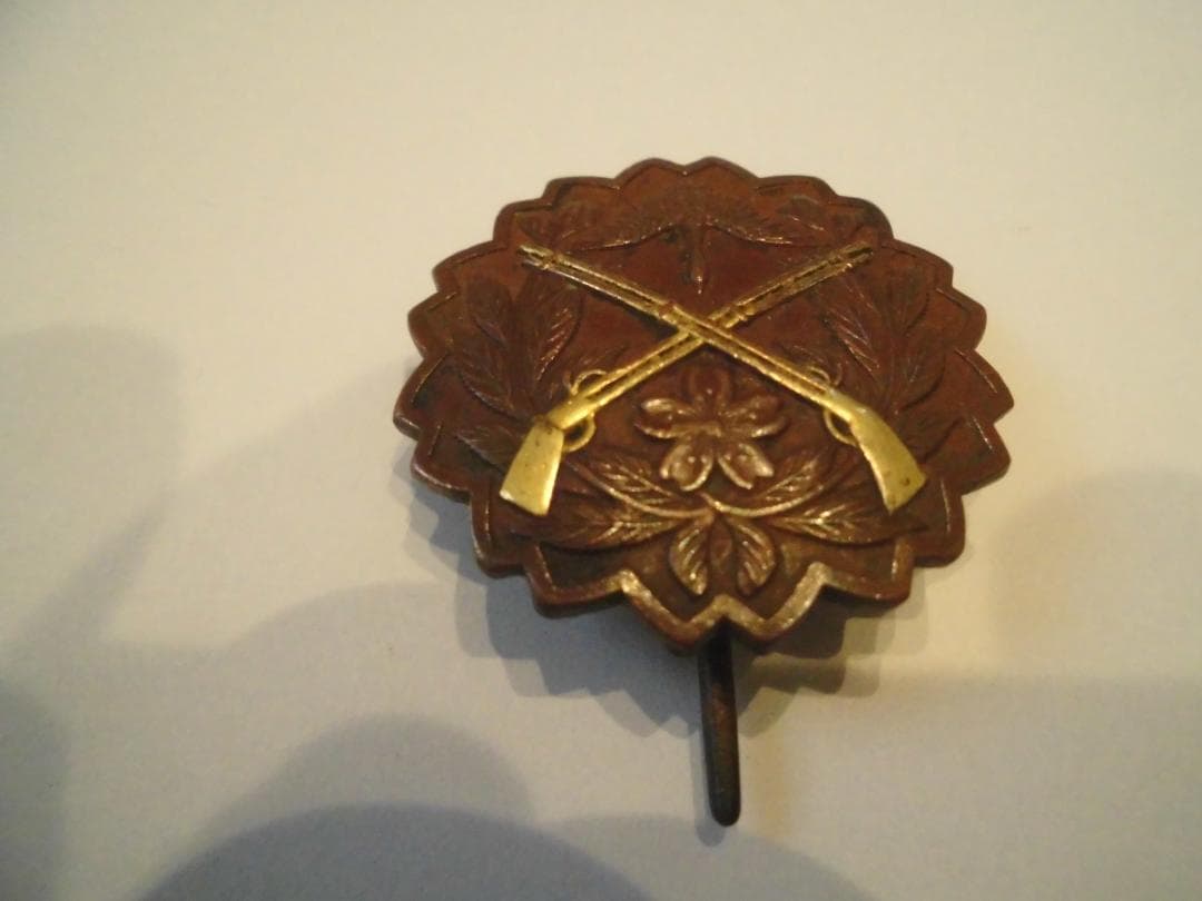 金属製 銃器デザイン バッジ 海軍小銃射撃優等章