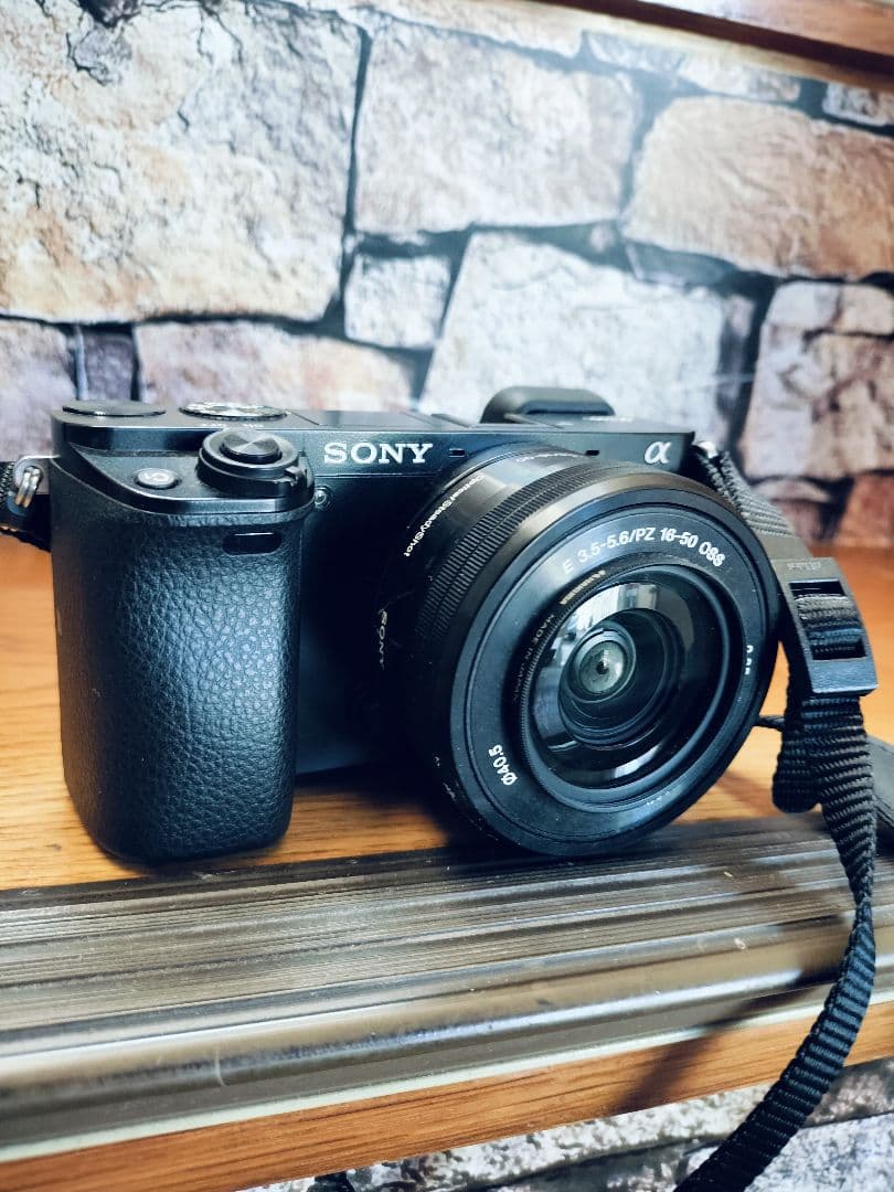 や*ま様 SONY　一眼レフカメラα6000　ダフルズームレンズセット　カメラ収