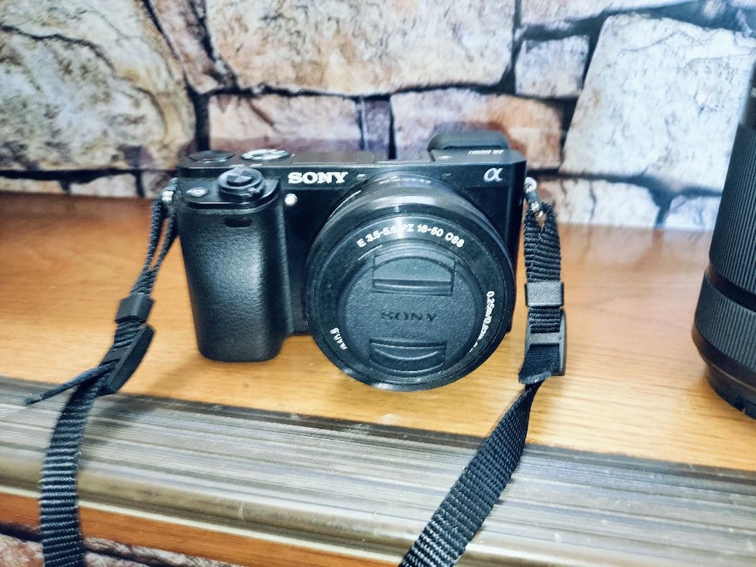や*ま様 SONY　一眼レフカメラα6000　ダフルズームレンズセット　カメラ収