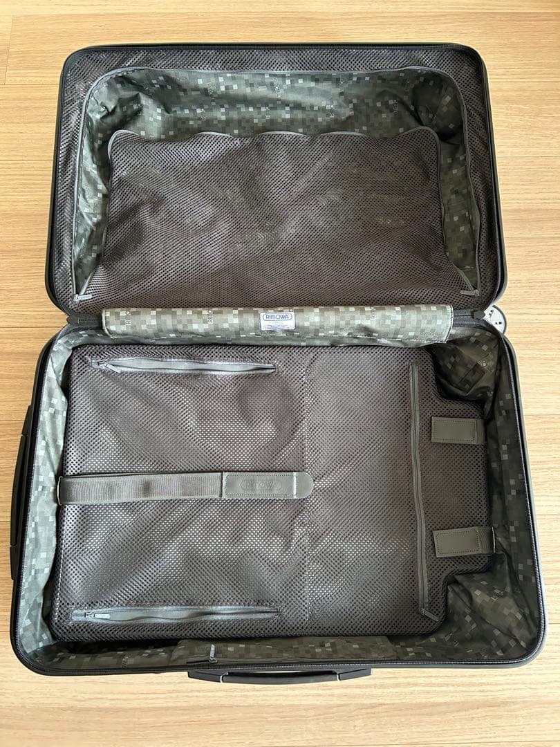 RIMOWA ブラック キャリーケース 中型　ポリカーボネート　4輪