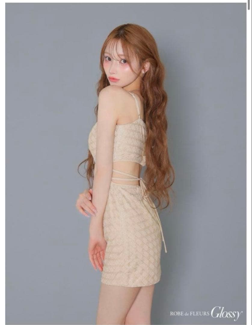 ROSE de FLEURS Glossy ベージュタイトドレス