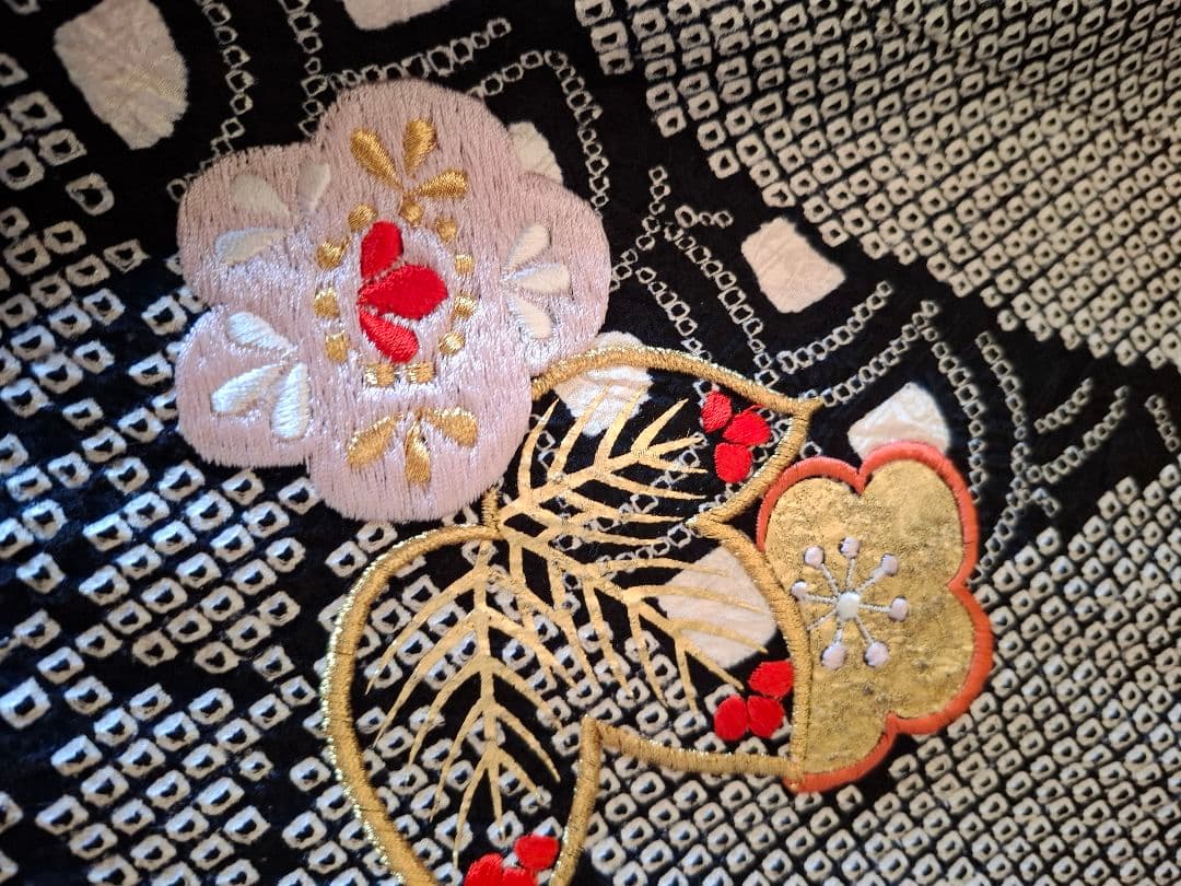 七五三女の子　絞り着物　黒　刺繍