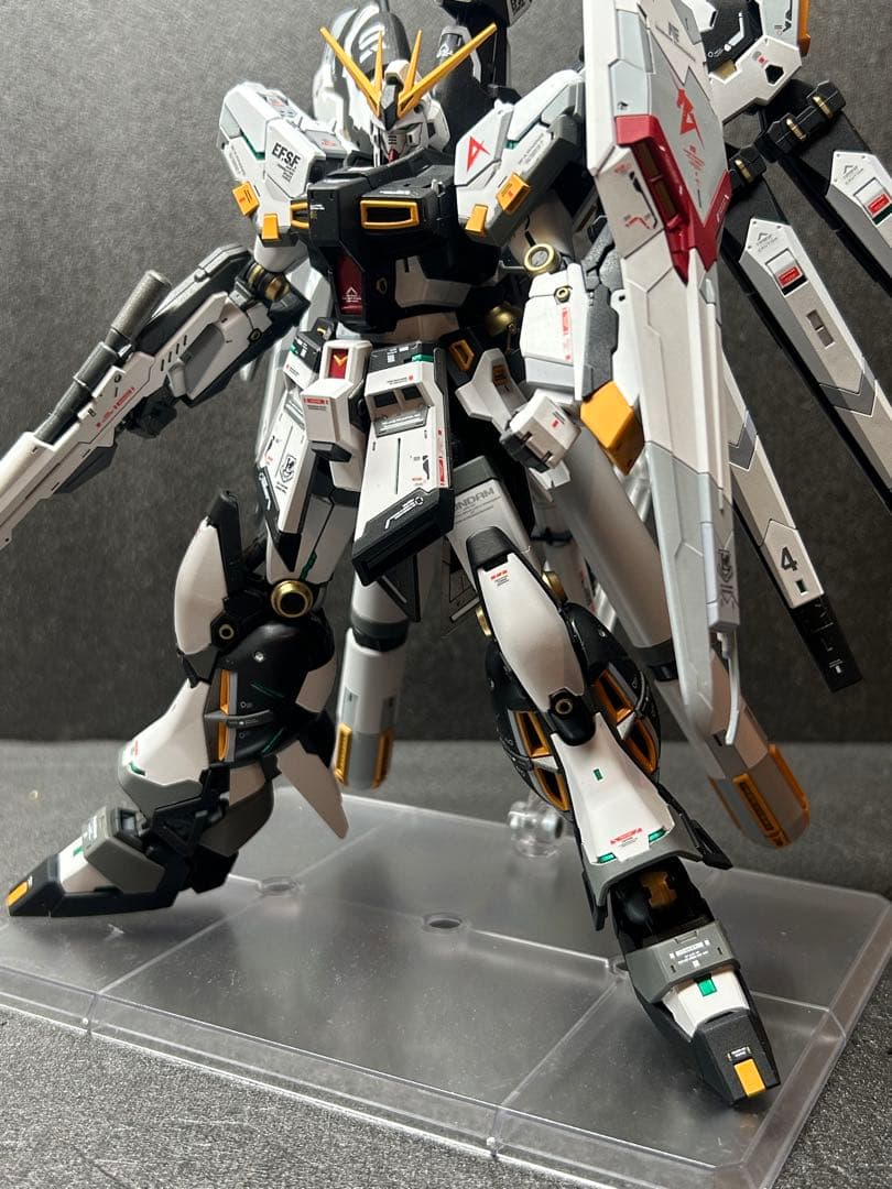 rg hi-νガンダム　完成品　νガンダムカラー