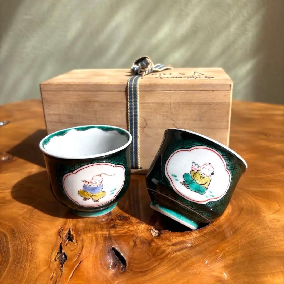 九谷焼　三代為吉三ッ井詠一作　色絵唐子　ぐい呑み　共箱　酒器