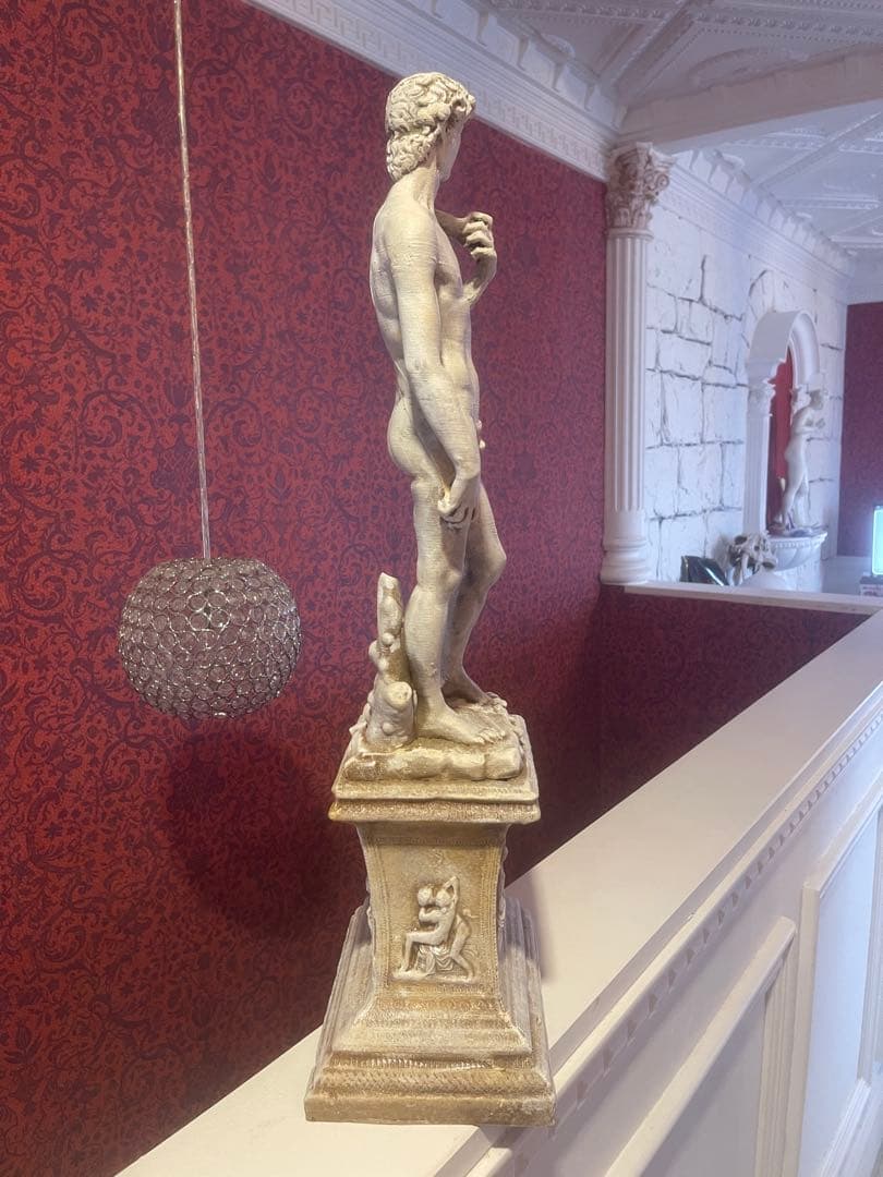 ダビデ像(ミケランジェロ)高さ:60 cm ローマの台座の上の彫像