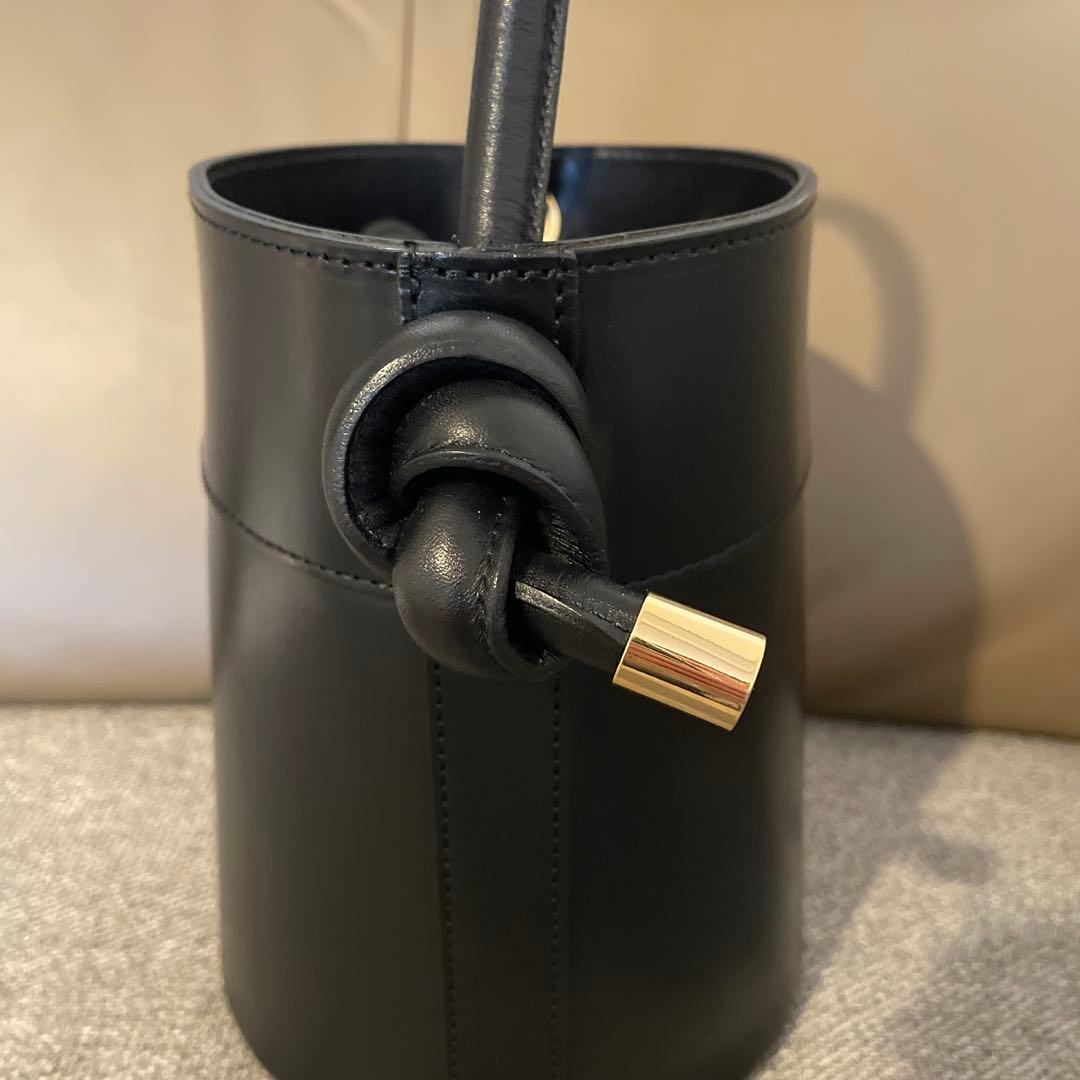 VIOLAd'ORO イタリアンスムースレ ザーノットハンドル バケツ型バッグ