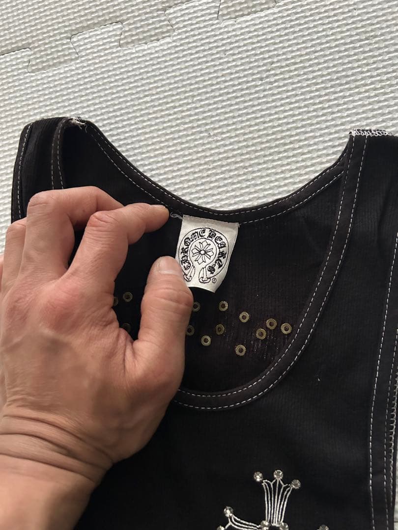 クロスとロゴプリントのブラックタンクトップ