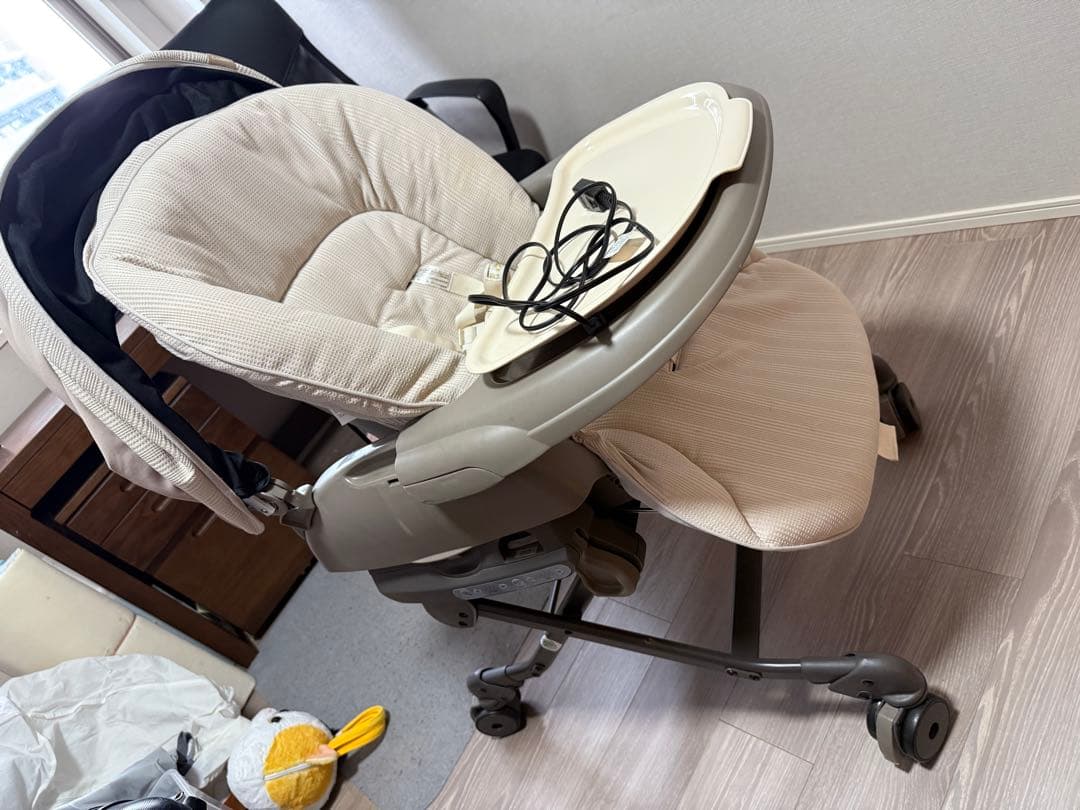 電動　クリーム色 チャイルドシート 調整可能