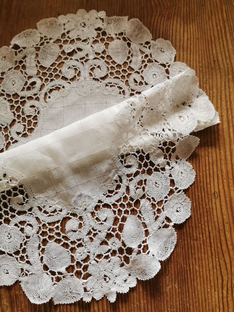 アンティークブルージュ草花紋ボビンレース ラージオーバル梯子刺繍リネンドイリー