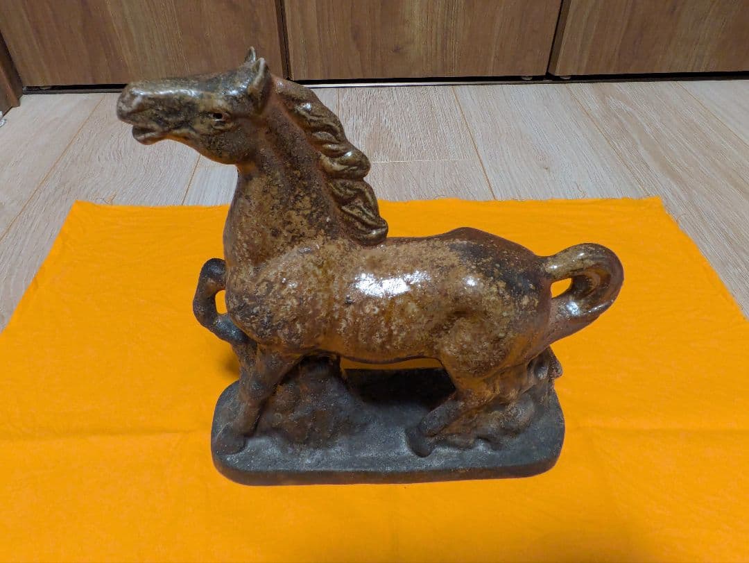 馬の置物　木箱と敷布付き　A