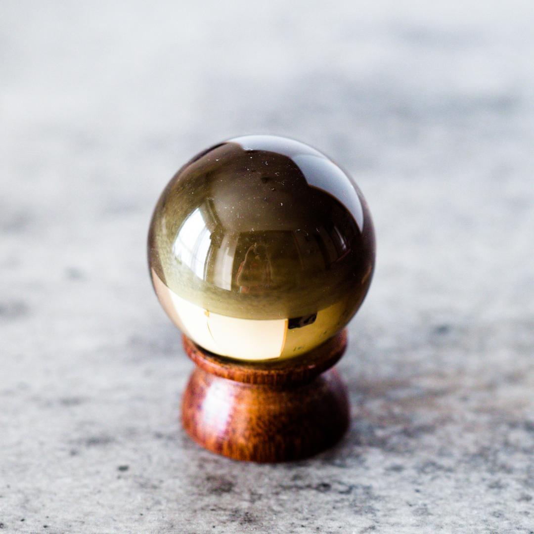 最高品質スモーキークォーツ スフィア 丸玉　３cm　スフィア　木製台座付き