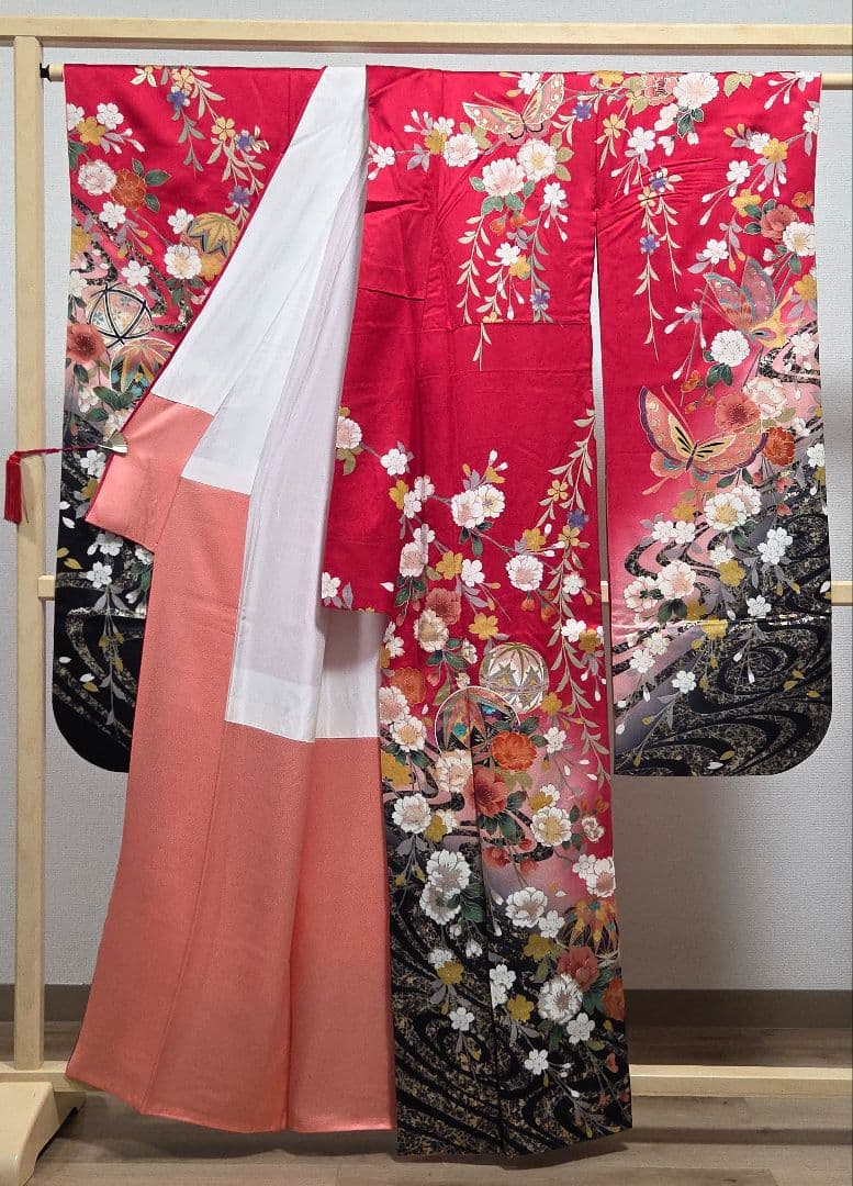 E◆着物くつろぎ 美品 蝶々に花模様 金彩 手毬 袷 正絹 振袖 成人式 着物