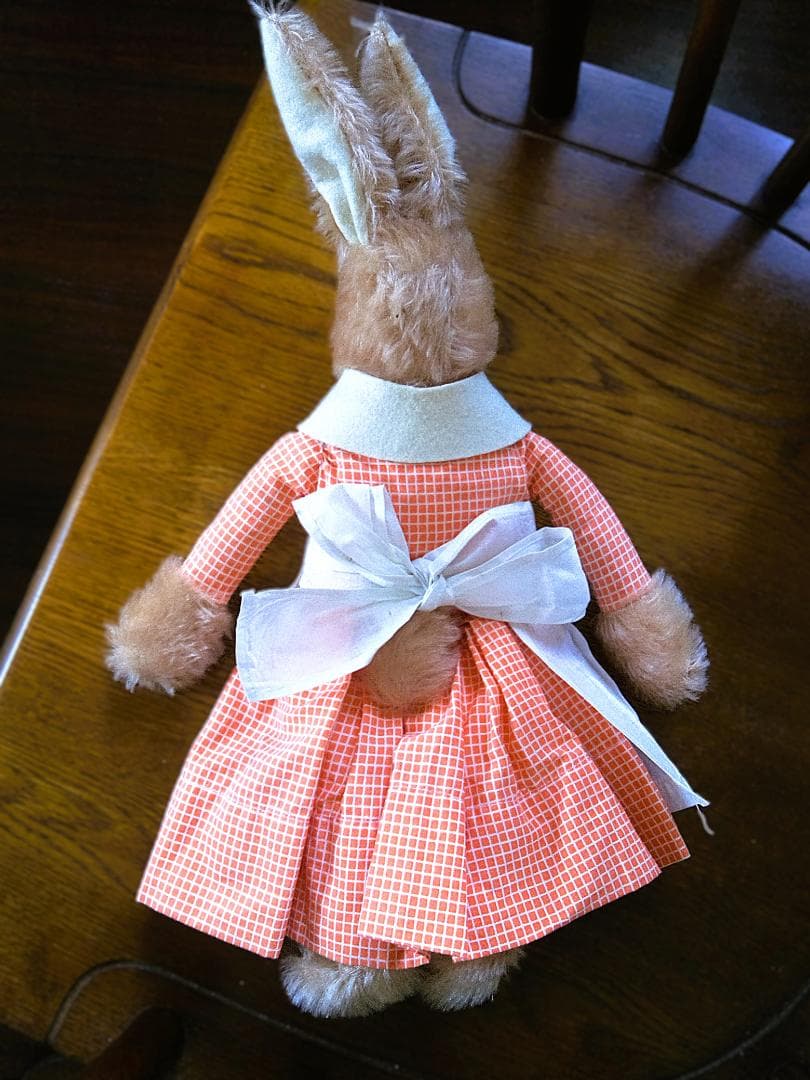 エプロンした足長うさぎの女の子　ドレスラビット　ビンテージ　イギリスより