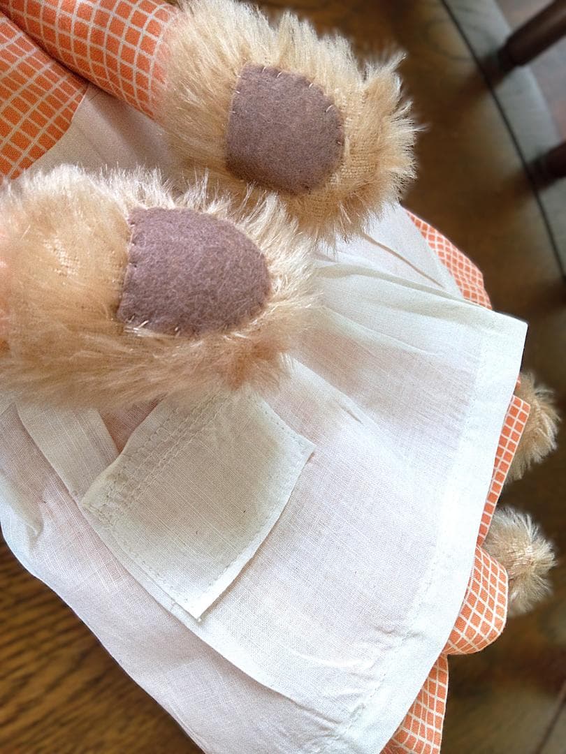 エプロンした足長うさぎの女の子　ドレスラビット　ビンテージ　イギリスより