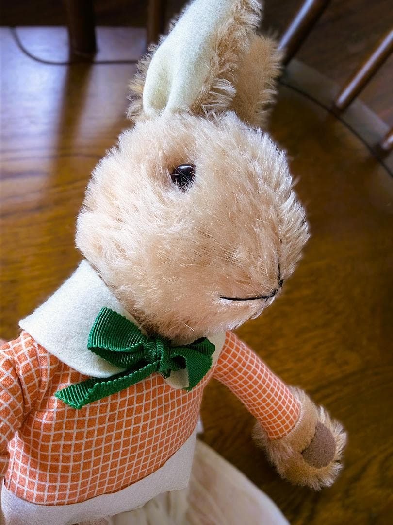 エプロンした足長うさぎの女の子　ドレスラビット　ビンテージ　イギリスより