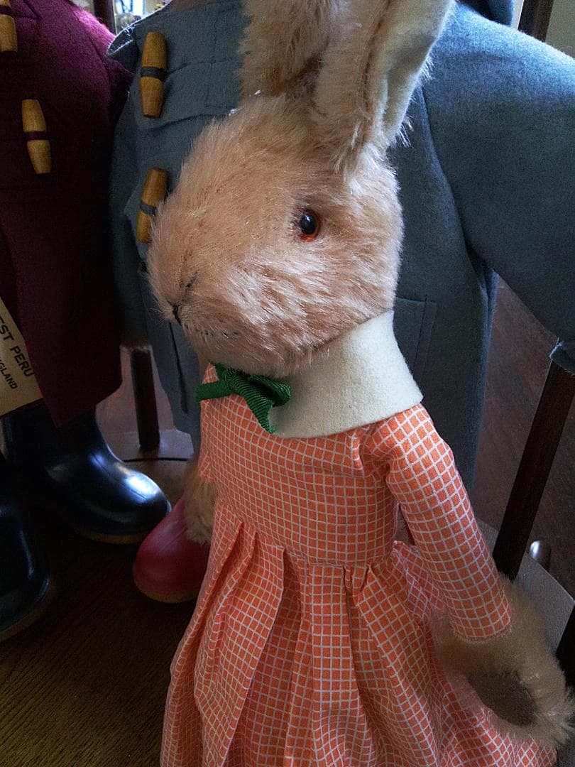 エプロンした足長うさぎの女の子　ドレスラビット　ビンテージ　イギリスより