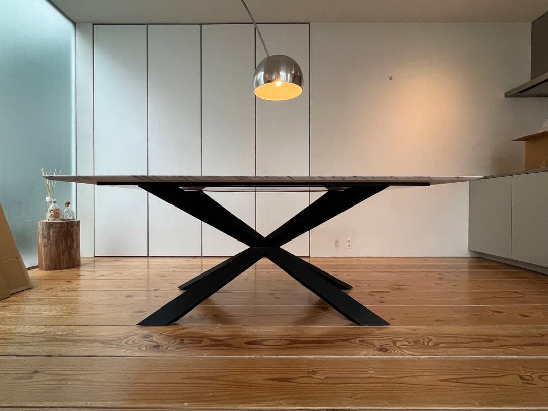 天然大理石のダイニングテーブル