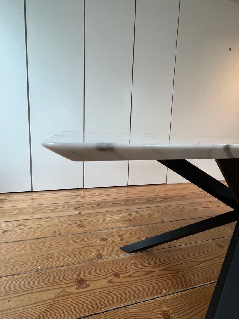 天然大理石のダイニングテーブル