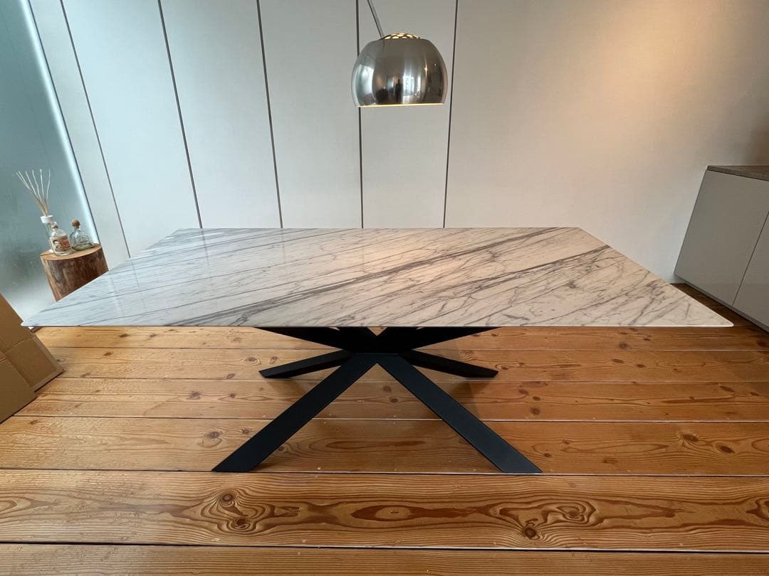 天然大理石のダイニングテーブル