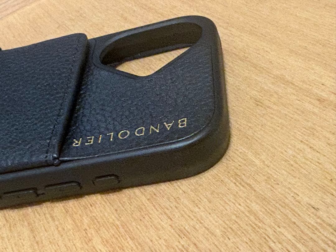 バンドリヤー　BANDOLIER iPhone16ケース　ストラップ付