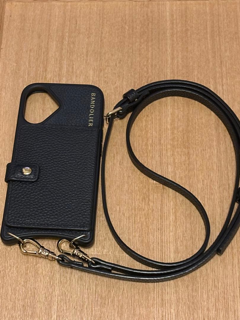 バンドリヤー　BANDOLIER iPhone16ケース　ストラップ付