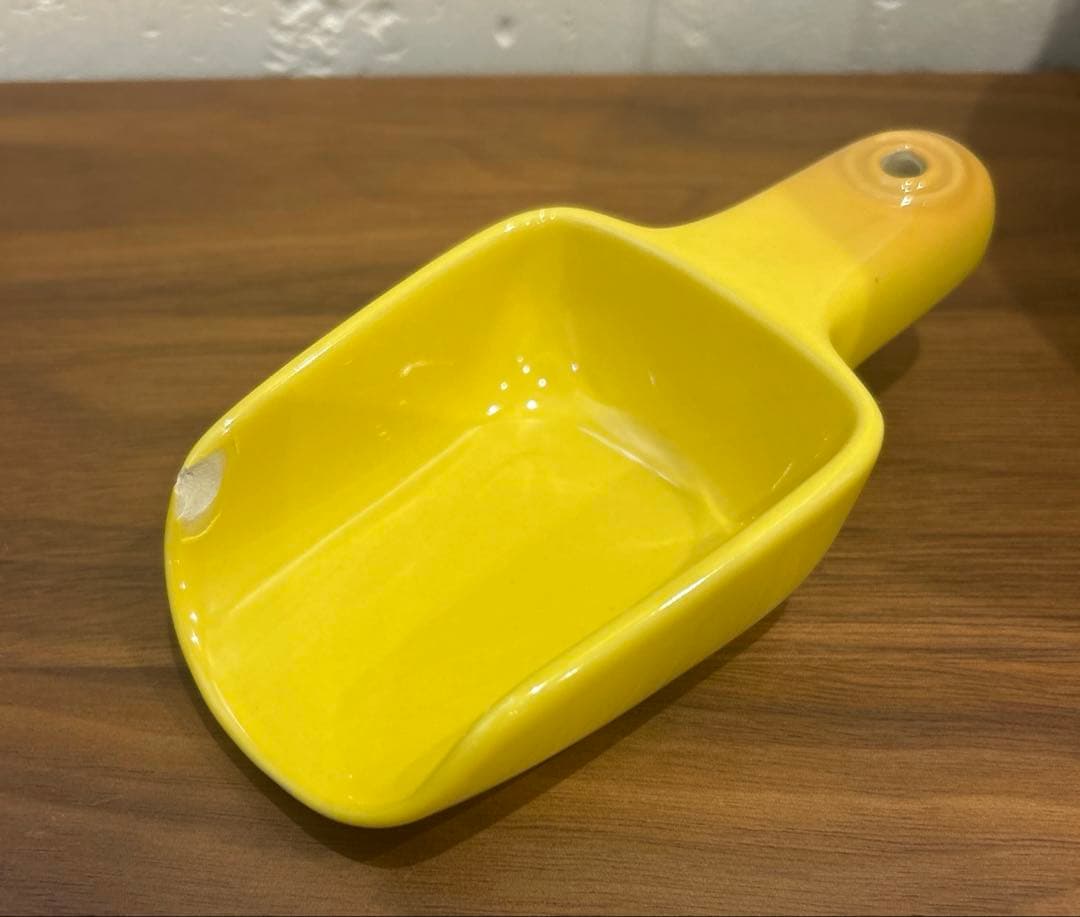 ル・クルーゼ　ペットフードコンテナー スクープ付き、ペットボール S イエロー