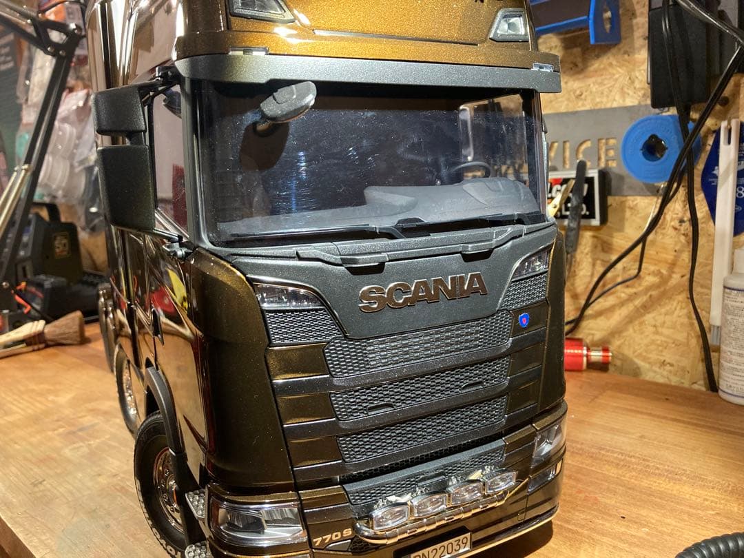 タミヤスカニア8×4 BMW B09マラケシュブラウンウレタン鏡面塗装仕上げ