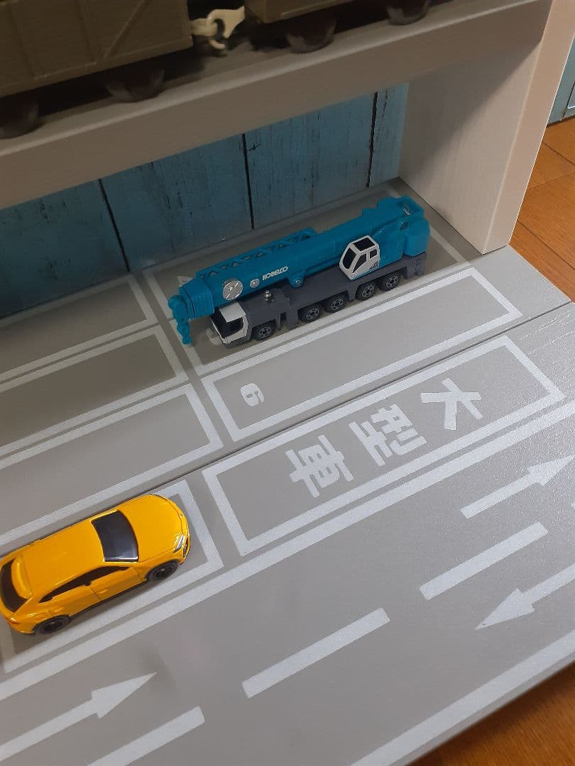 ひひひ　8段150台ロータリー交差点付きトミカ収納棚