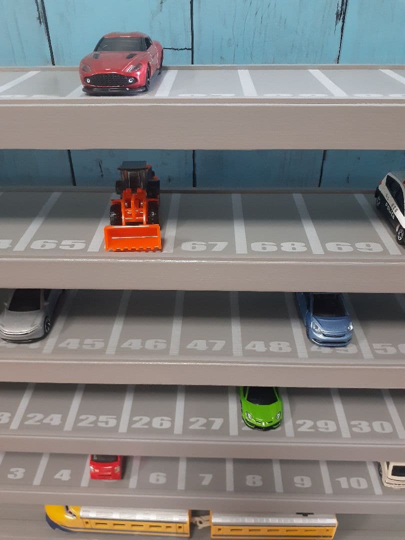 ひひひ　8段150台ロータリー交差点付きトミカ収納棚