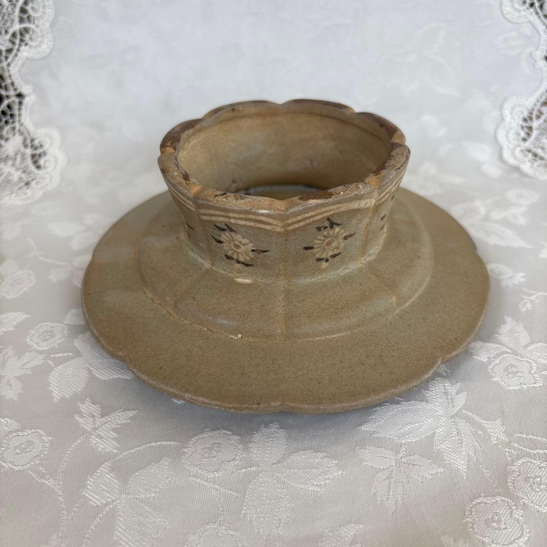 高麗 青磁象嵌陽刻菊花文輪花形　高麗青磁盃台　盞托　骨董品
