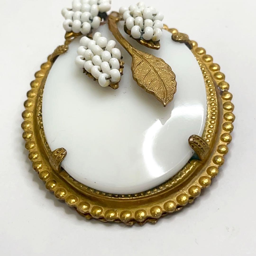 アンティークレア ミリアムハスケル ミルクガラス×ゴールド ブドウ ブローチ