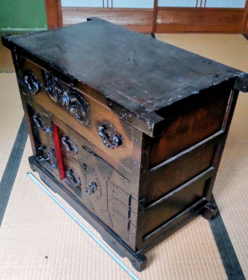 「大切に保管していました」伝統的な日本の木製タンス