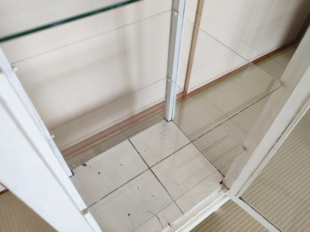 古いガラスのキャビネット