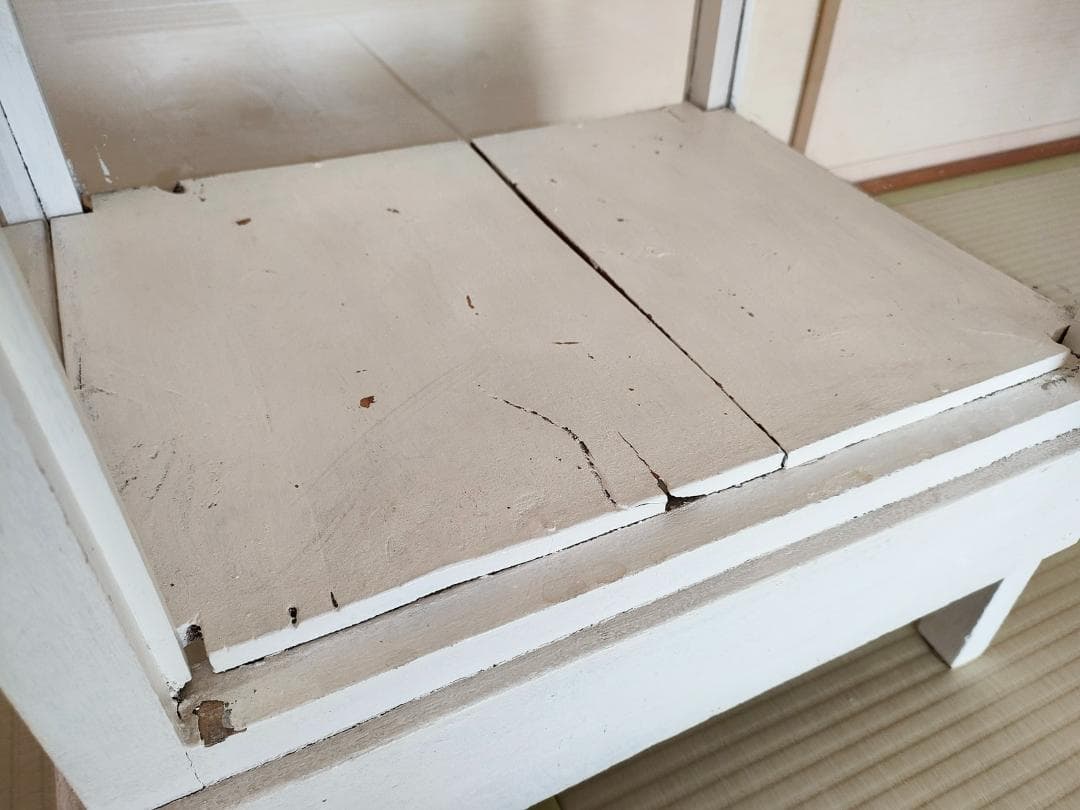 古いガラスのキャビネット