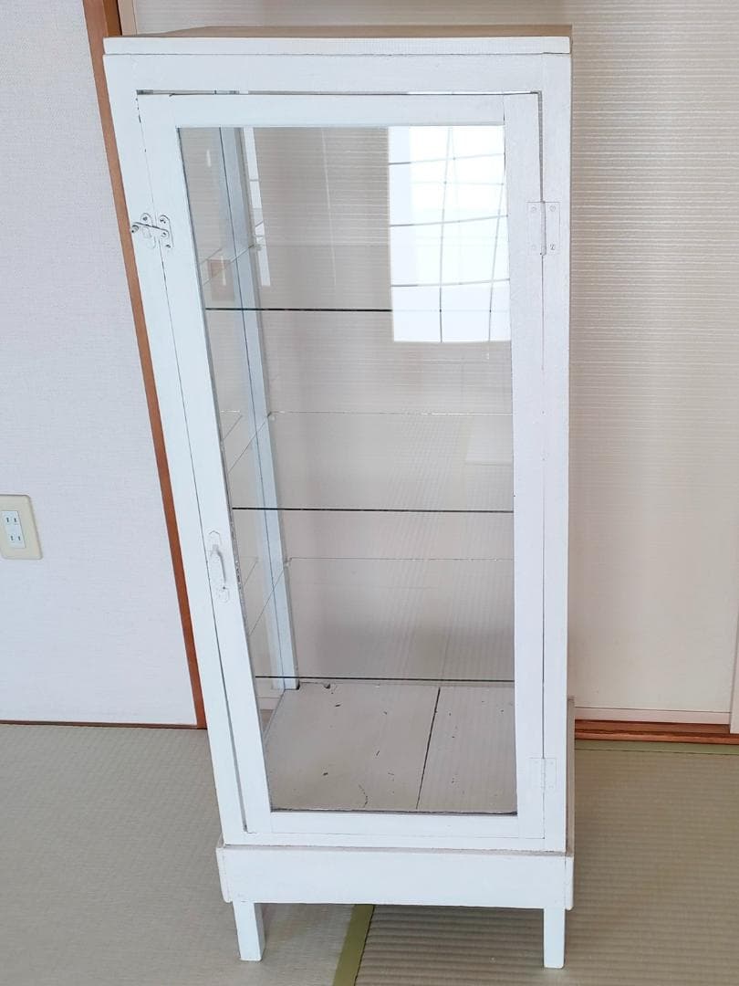 古いガラスのキャビネット