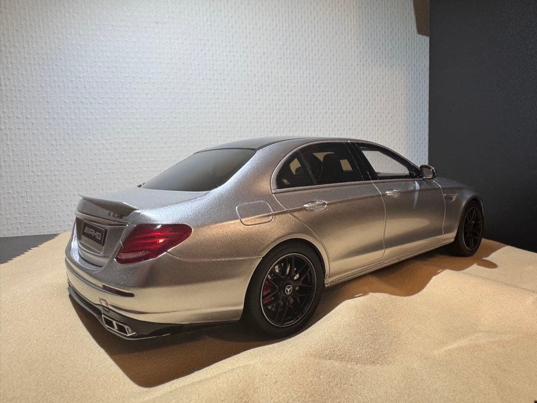 Mercedes-Benz AMG E63 セダン ミニカー1/18