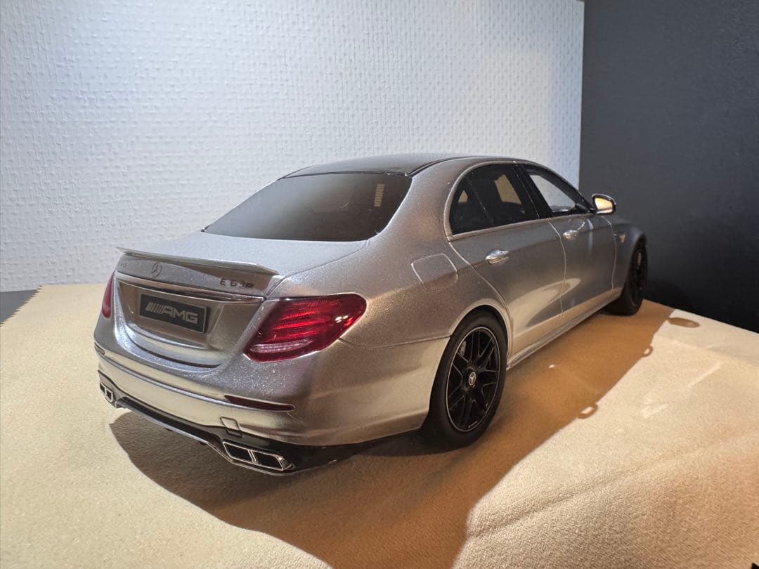 Mercedes-Benz AMG E63 セダン ミニカー1/18