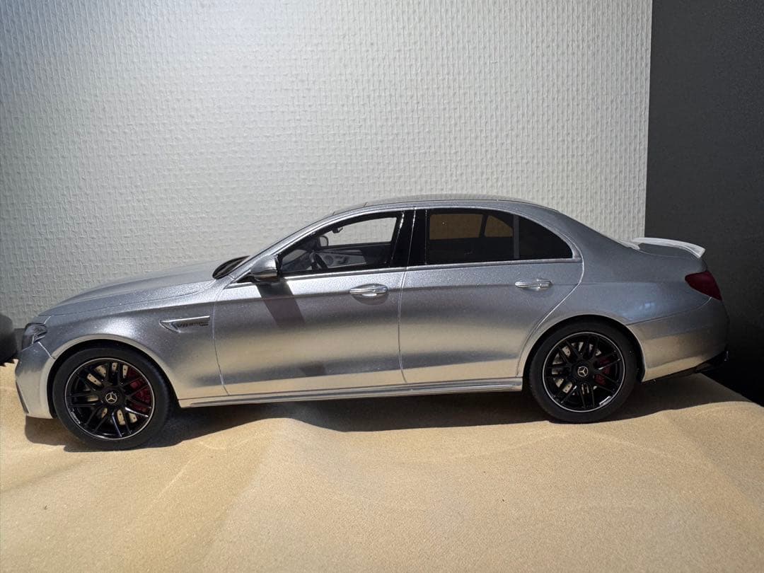 Mercedes-Benz AMG E63 セダン ミニカー1/18