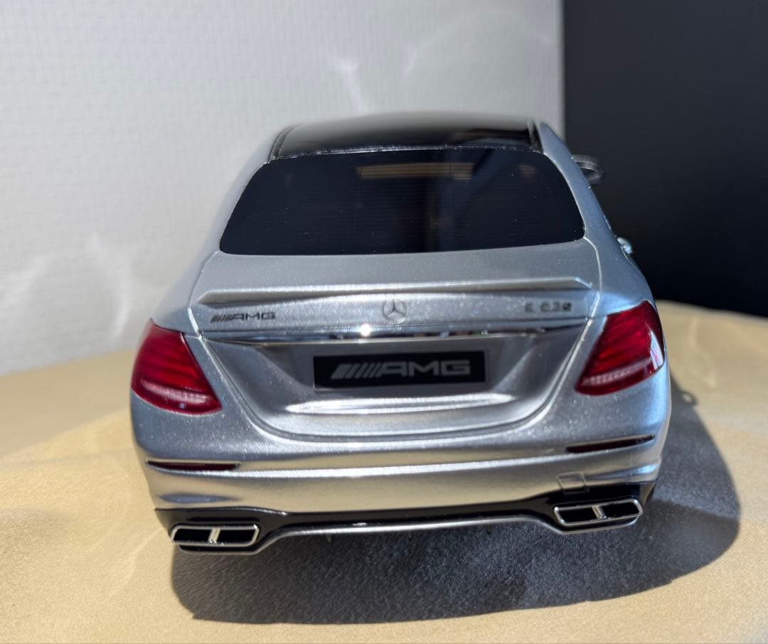 Mercedes-Benz AMG E63 セダン ミニカー1/18