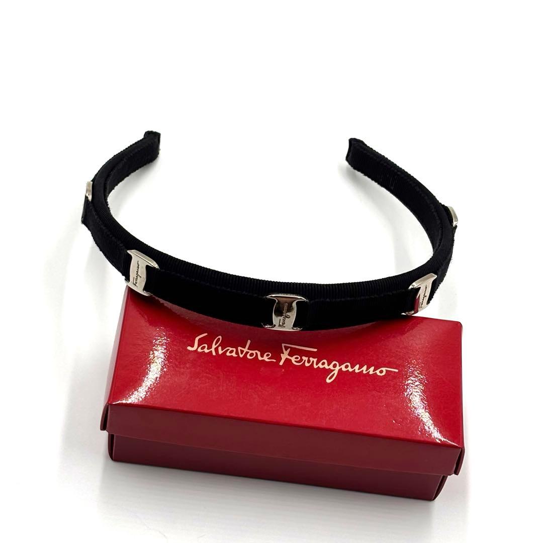 フェラガモ カチューシャ 黒 シルバー金具 ロゴ