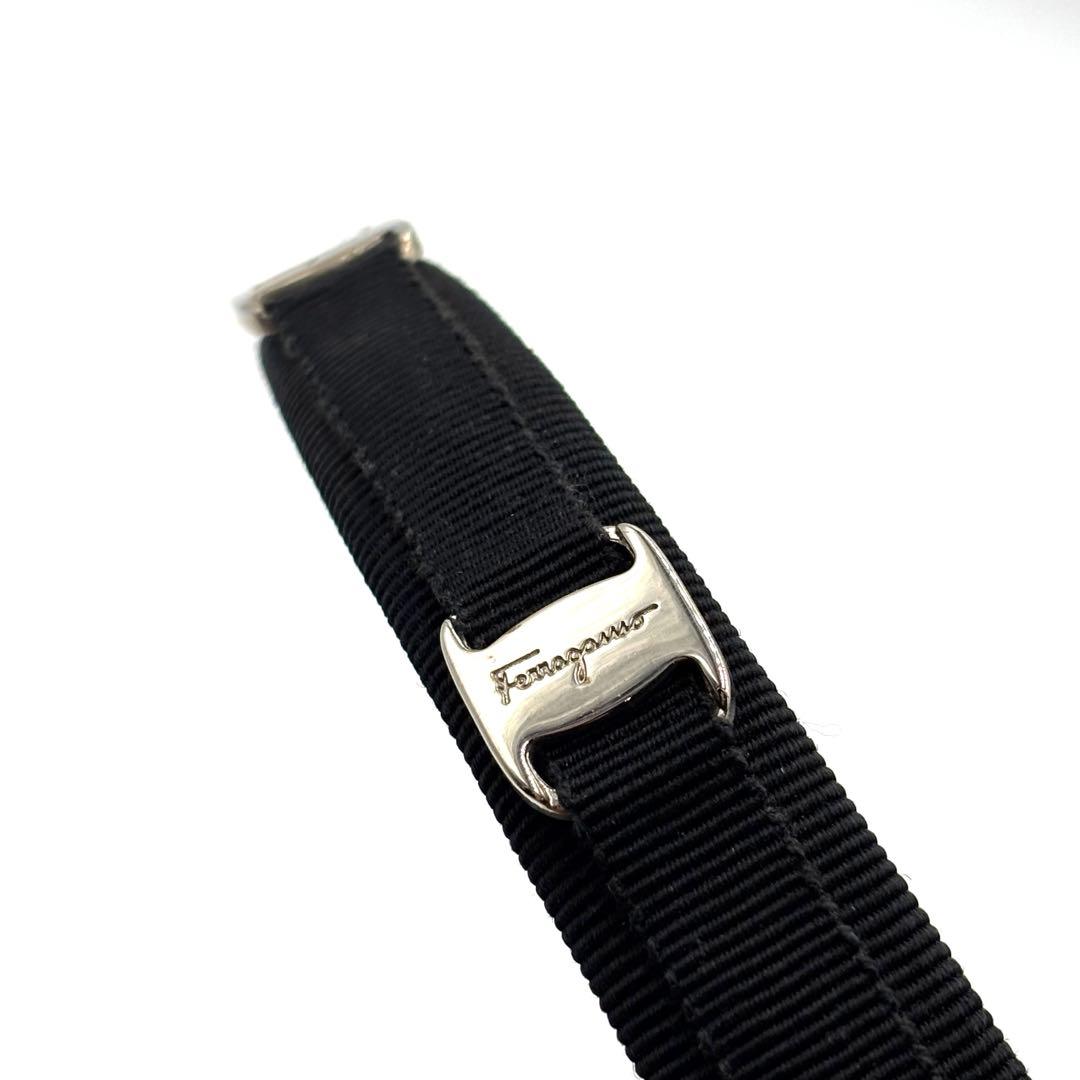フェラガモ カチューシャ 黒 シルバー金具 ロゴ